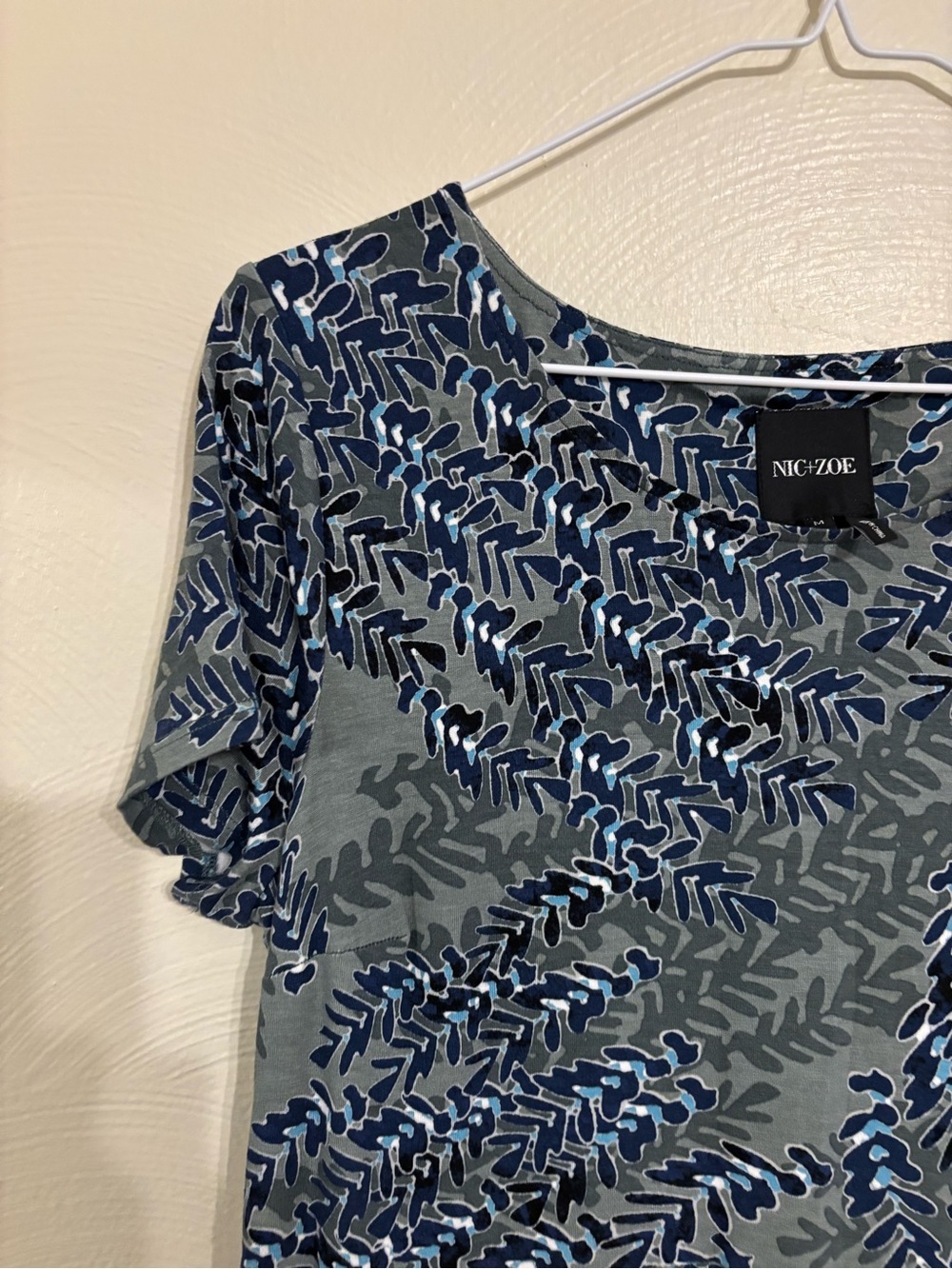 Nic + Zoe Medium Blue Gray Fern Print Short Sleeve Stretch Midi Dress - Picture 6 of 9